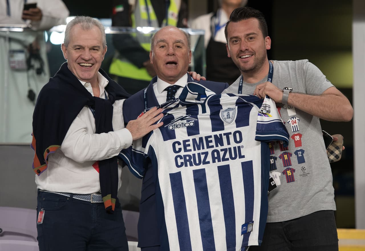 Dos años después regresa a México y Pachuca le abre las puertas durante, tres temporadas, de 1998 al 2001. Los mayores logros de Aguirre fueron dos finales de torneos cortos y una victoria en el torneo de Invierno de 1999.