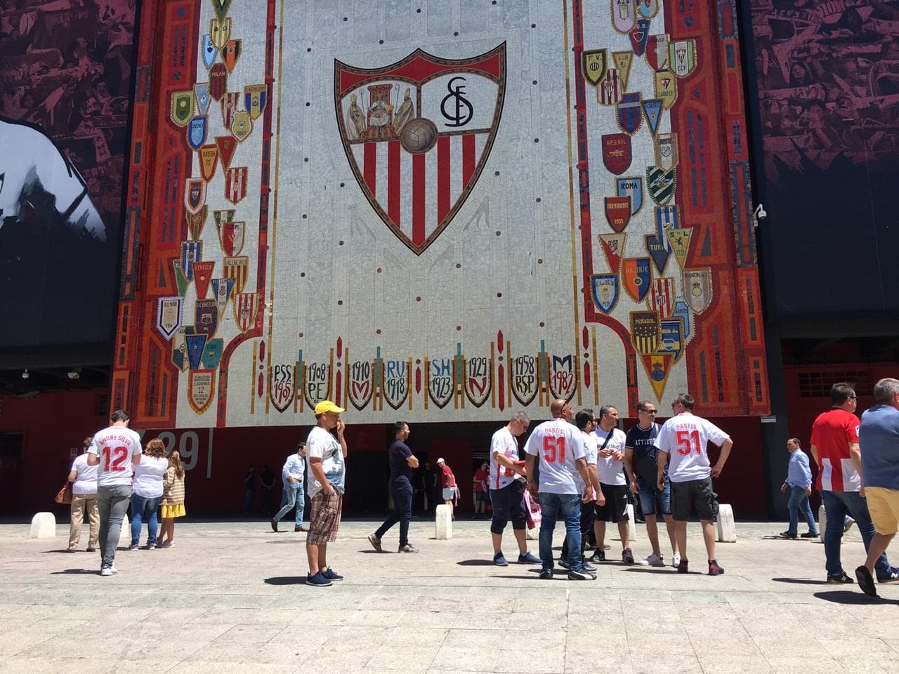 El estadio Ramón Sánchez Pizjuan se vistió de fiesta con el paso de Sevilla a Europa League tras vencer 2-0 a Athletic Bilbao con goles Wissam Ben Yedder y Munnir El Haddadi en la última jornada de la Liga de España.
