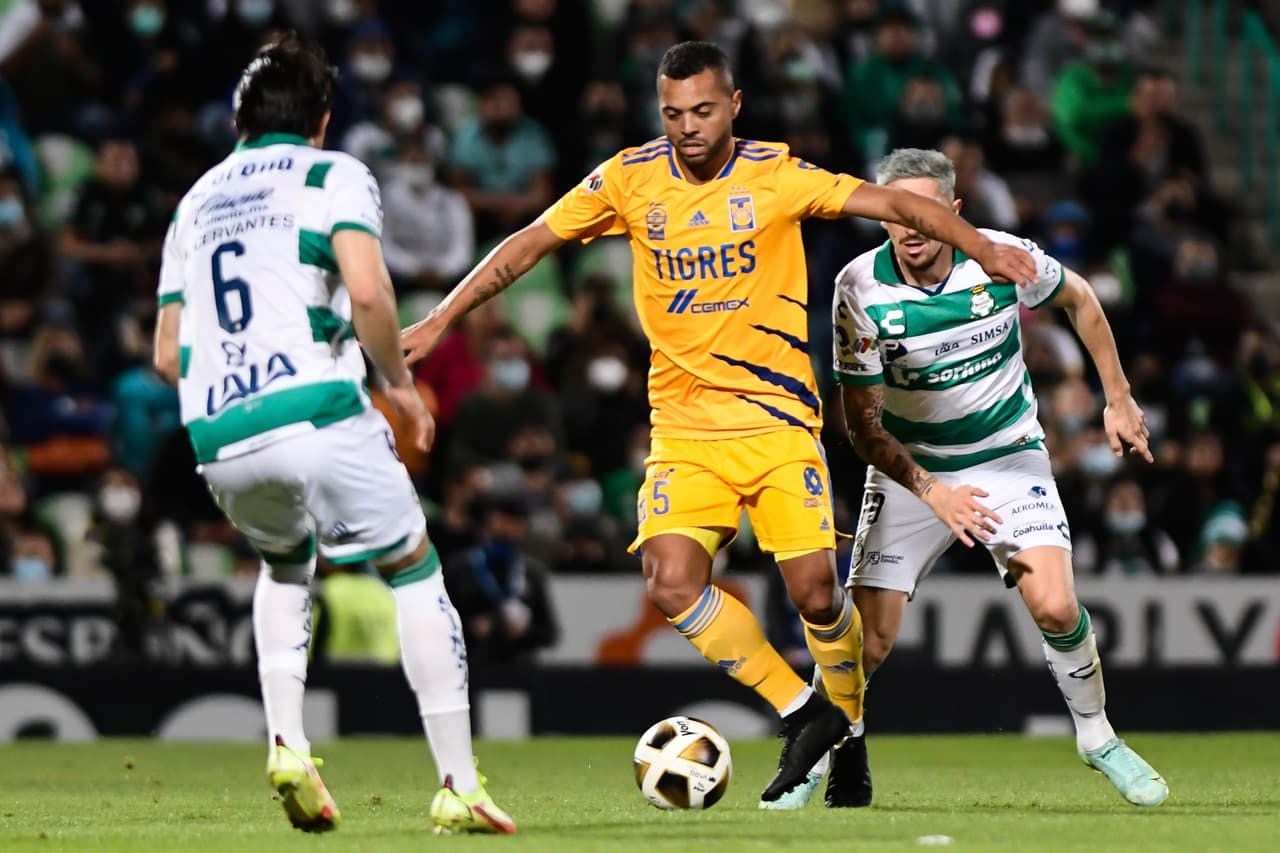 Diego Valdés y el 'Mudo' Aguirre son los hombres de la noche y le dan la victoria 2-1 a Santos sobre Tigres.