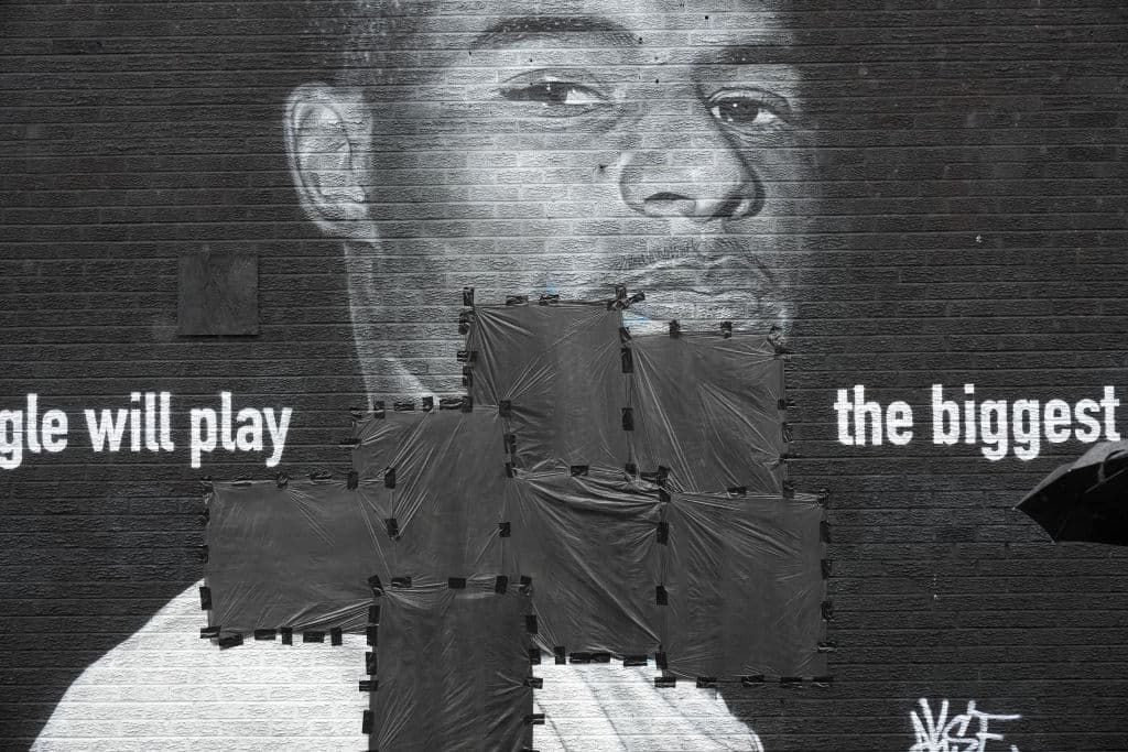 La policía de Greater Manchester inició una investigación después de recibir un informe de daños con agravantes raciales.