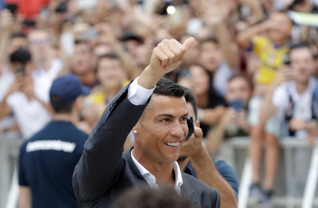 Cientos de aficionados del Juventus en Turín ovacionaron al portugués Cristiano Ronaldo al entrar al reconocimiento médico, y le pidieron dar al conjunto turinés la ansiada Champions League.