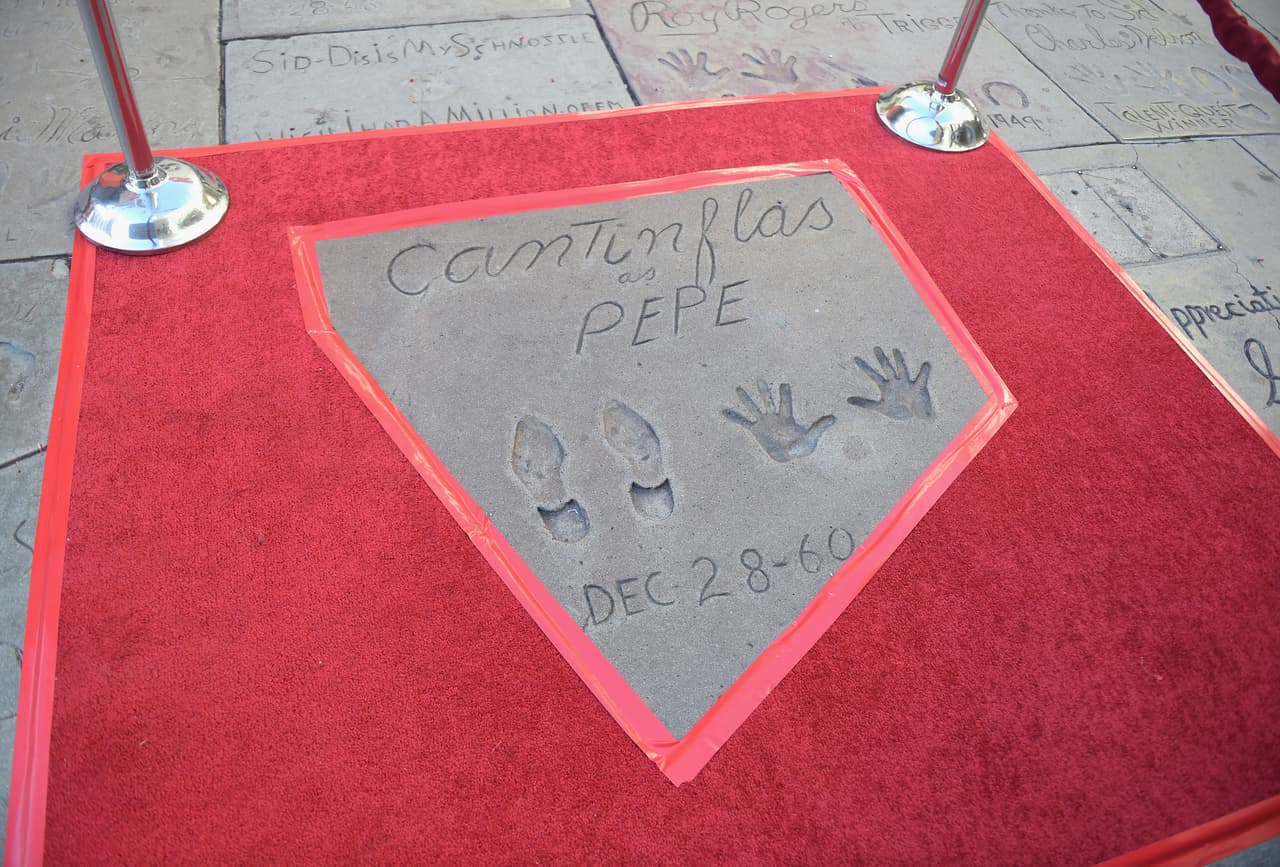 El primer mexicano en conseguir este honor
<b><a href="https://www.univision.com/entretenimiento/cine/conoce-mas-de-la-pelicula-de-cantinflas-video" target="_blank">fue 'El Mimo de México'</a></b>. 'Cantinflas', fallecido el 20 de abril de 1993, dejó plasmadas sus huellas el 28 de diciembre de 1960, cuando ya era toda una estrella del cine en español.