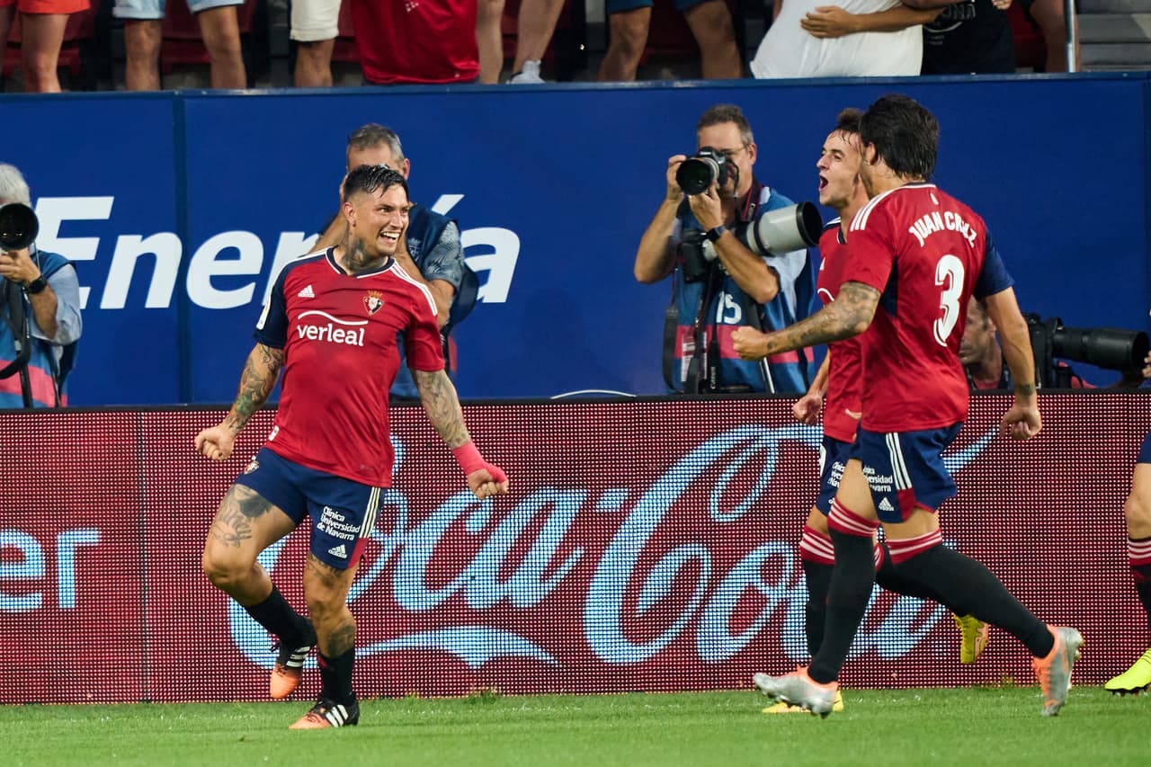 Con un 'Tecatito' Corona muy lúcido, el Sevilla no pudo en su visita al Osasuna que aprovechó un polémico penal para sellar el 2-1 con el que venció al equipo de Julen Lopetegui en El Sadar.