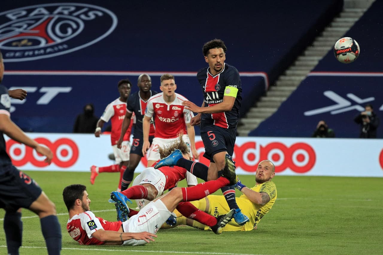 Paris Saint Germain golea al Reims 4-0 durante la penúltima Jornada de la Ligue 1. Neymar abrió el marcador cobrando un penal, seguido de Kylian Mbappé (24'), Marquinhos (68') y Moise Kean (89'). El conjunto parisino se encuentra a un solo punto del Lille y todo será definido en la última fecha.