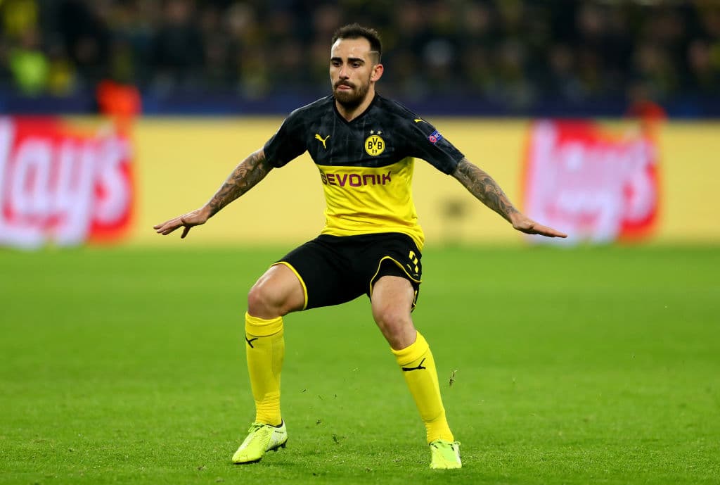Francisco Alcacer, juega para el Dortmund, es delantero y tiene un pie dentro del Valencia.
