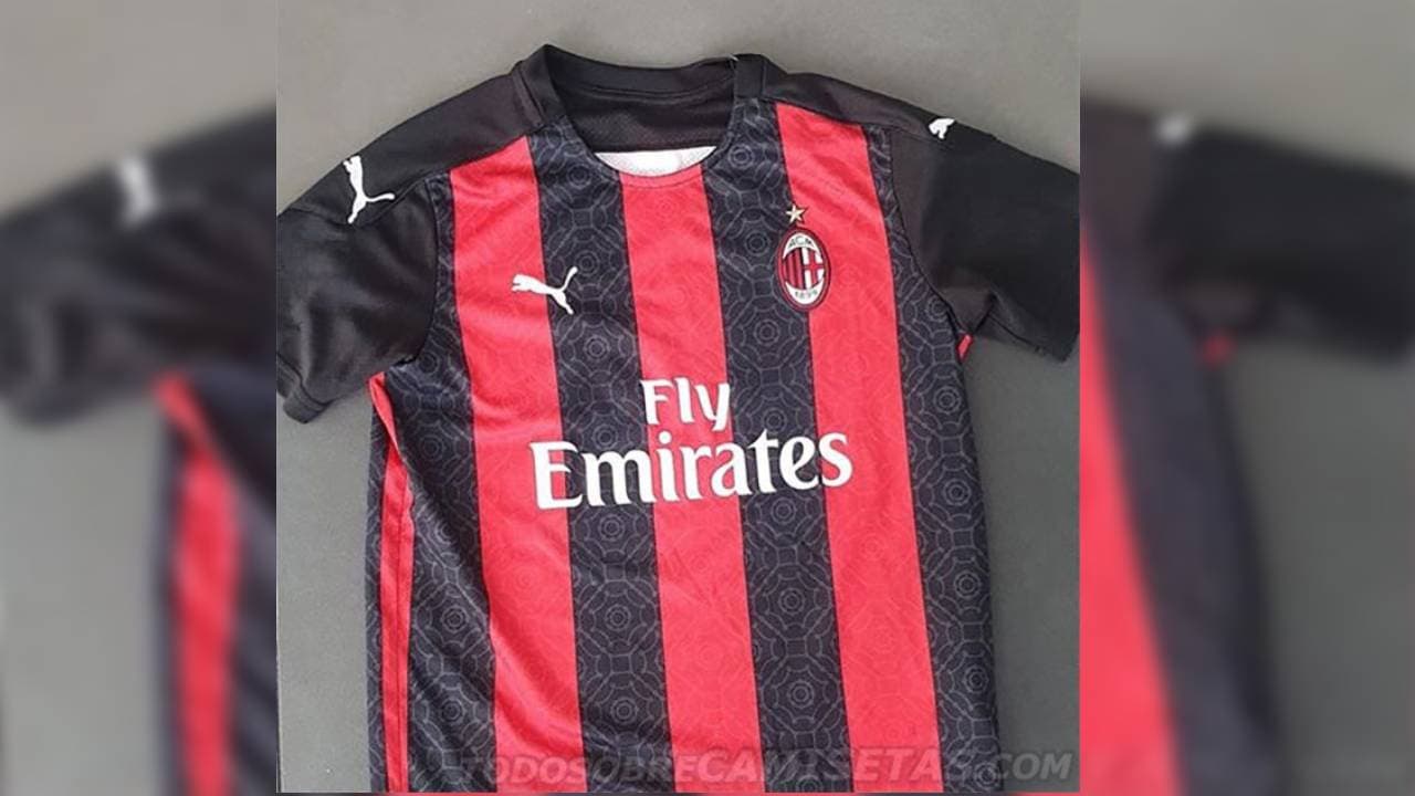 ¿Qué opinan de la camiseta del Milan? No sale de lo clásico y conserva la elegancia.