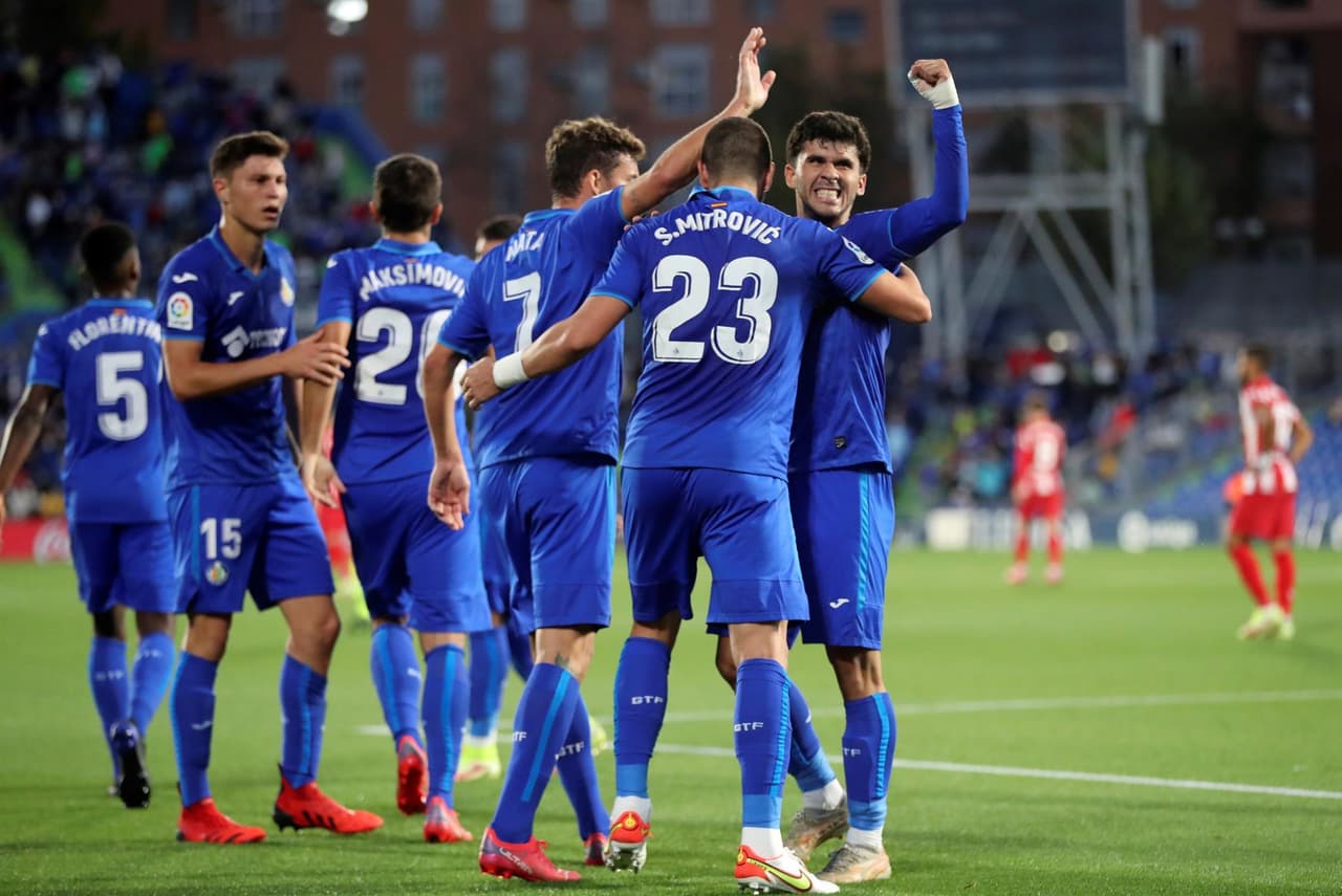 Atlético de Madrid se impone, con doblete de Luis Suarez, ante el Getafe donde milita el mexicano Jose Juan Macías con marcador de 2-1 durante la Jornada 6 de La Liga. Stefan Mitrovic abrió el marcador al minuto 45' al favor de los locales, pero fue el 'Pistolero' quien se encargó de darle la victoria a los 'Colchoneros'; JJ Macías jugó 67' minutos y Héctor Herrera 83' minutos.