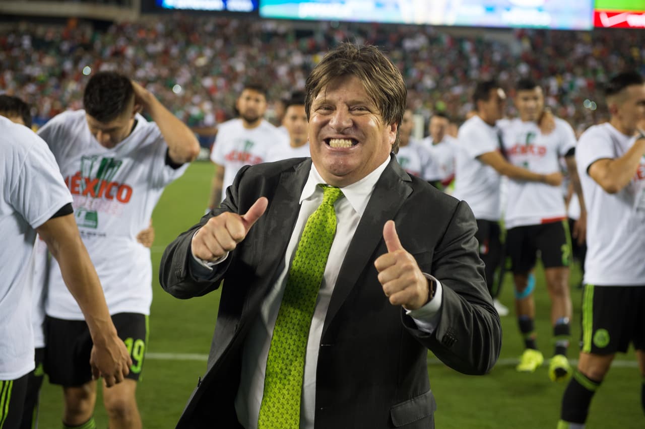<b>Candidato: </b>el actual entrenador americanista,
<b>Miguel Herrera,</b> ha mencionado en repetidas ocasiones que sueña con volver al Tri. Su participación en Brasil fue positiva y se logró una Copa Oro.