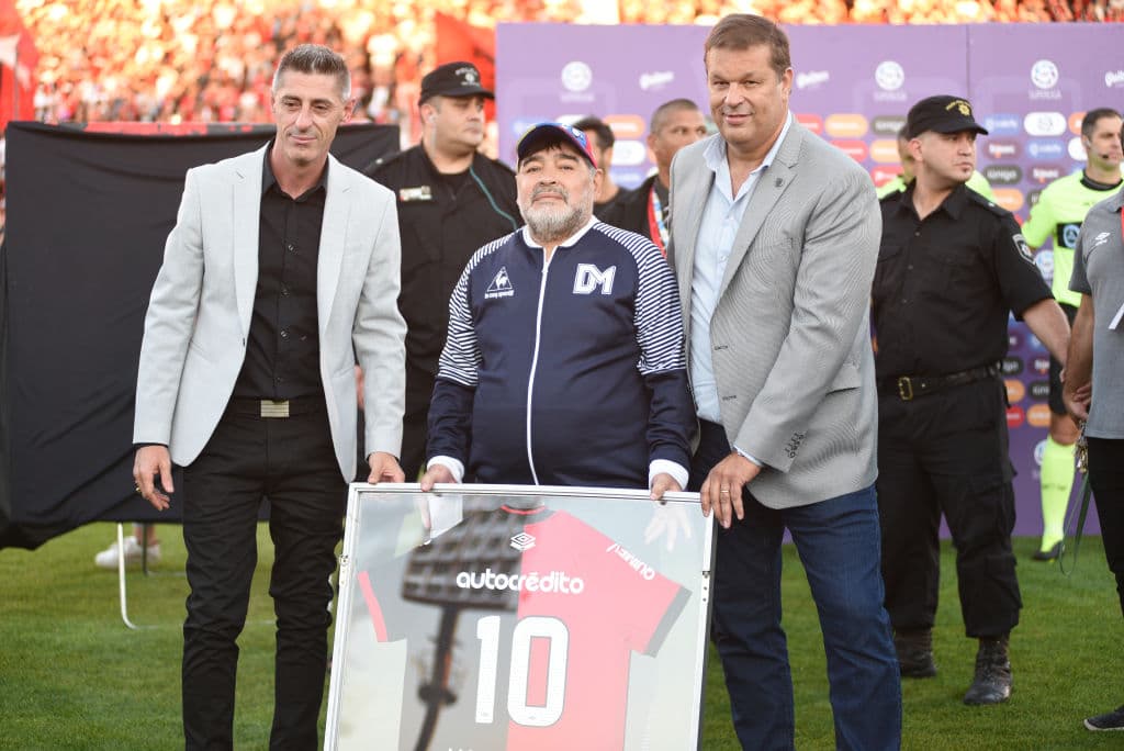 Sigue la fiebre maradoniana por el futbol argentino. En Rosario reciben como 'Dios' a Diego Armando Maradona. Gimnasia venció 0-4 a Newell's.