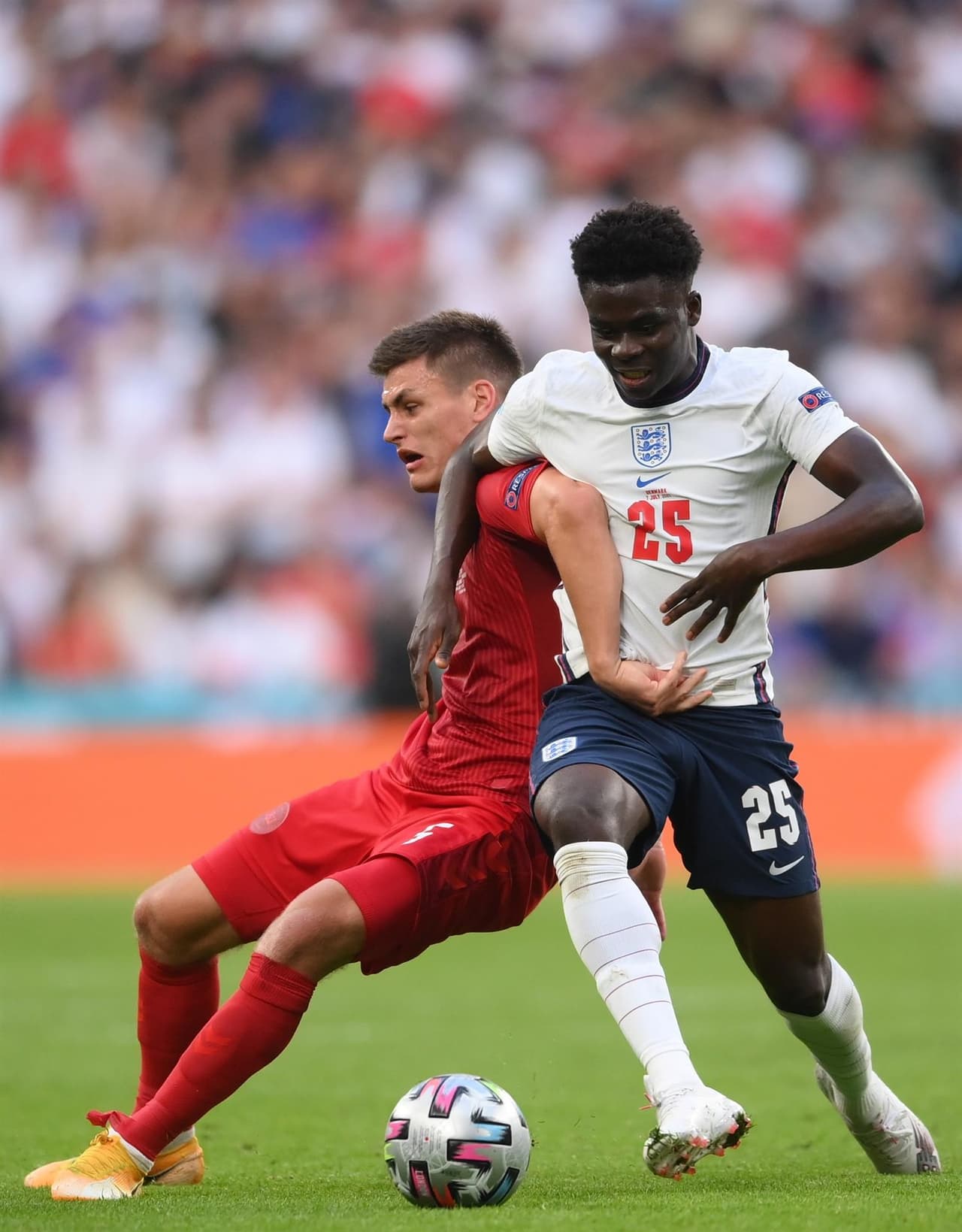 Inglaterra derrota a Dinamarca en tiempos extra y es el segundo finalista de la Euro 2020. Mikkel Damsgaard abría el marcador al minuto 30’ y, posteriormente, un autogol de Simon Kjaer al 39’ trajo el empate del encuentro. Ya en tiempo extra, Harry Kane hace el gol de la victoria al 104’. Su rival en la gran final será Italia.