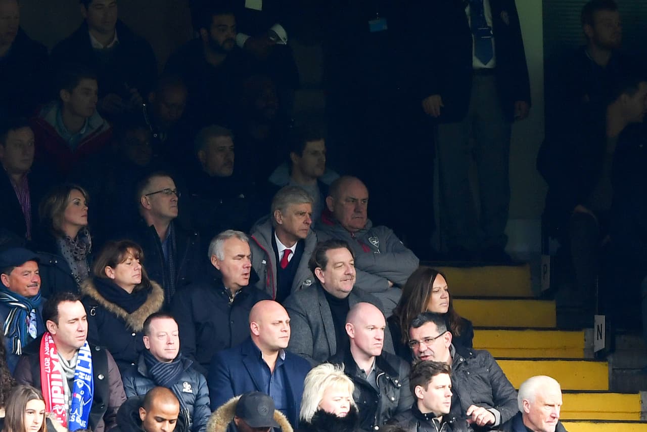 El técnico de los 'gunners', Arsene Wenger, no encontró la fórmula para detener al equipo azul en Stamford Bridge y cayó en una enfrentamiento clave y directo.