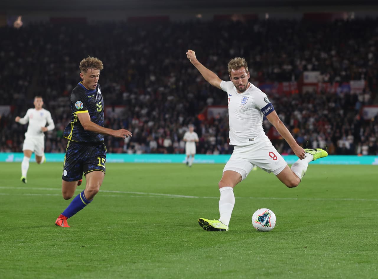 Disparo de Harry Kane que ataja el portero, el delantero del Tottenham comanda la ofensiva inglesa.