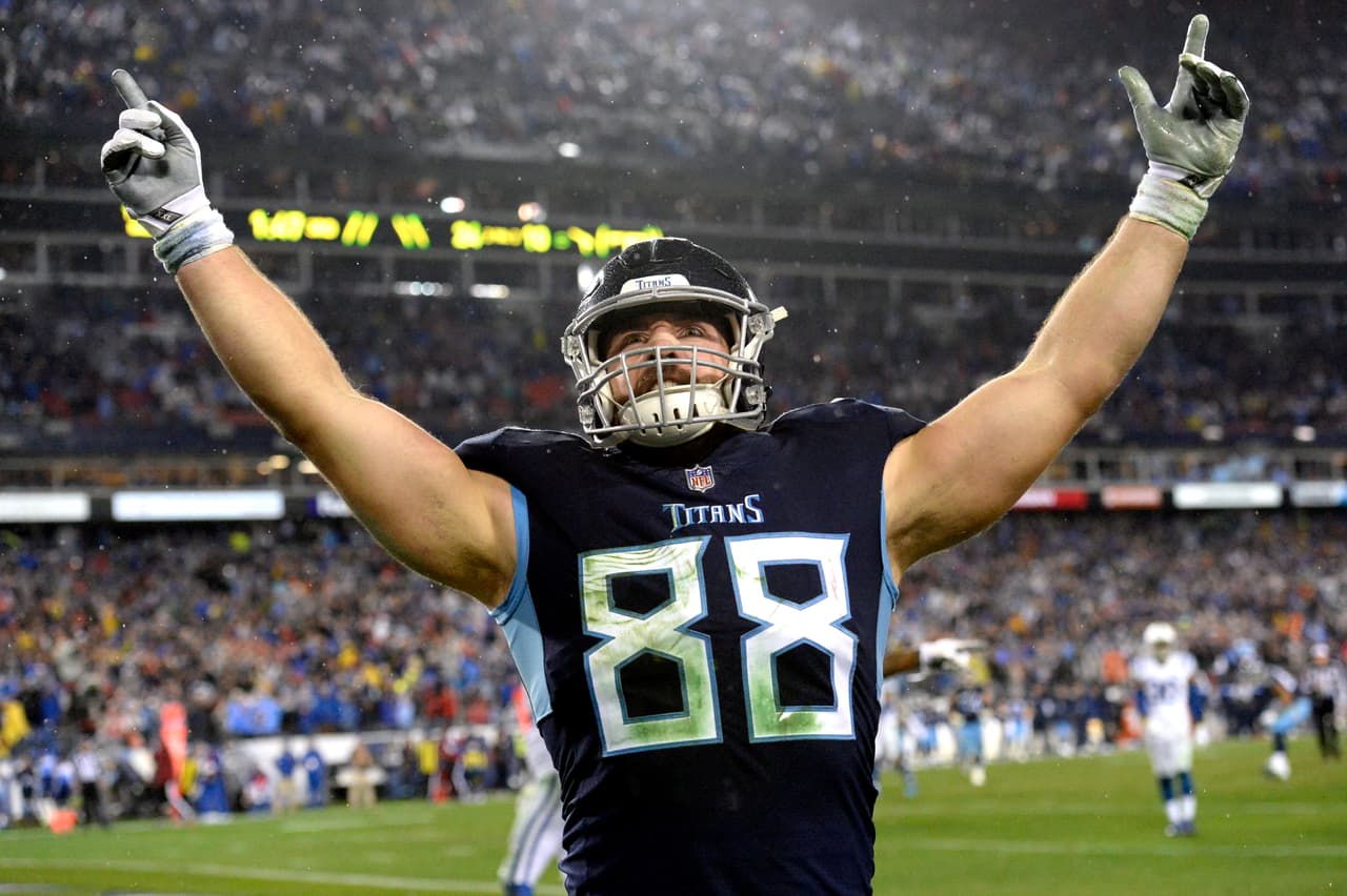 Dentro de los dos minutos finales del tercer cuarto, Luke Stocker recorrió 20 yardas para anotar otro touchdown devolviéndole vida a los Titans (24-17).