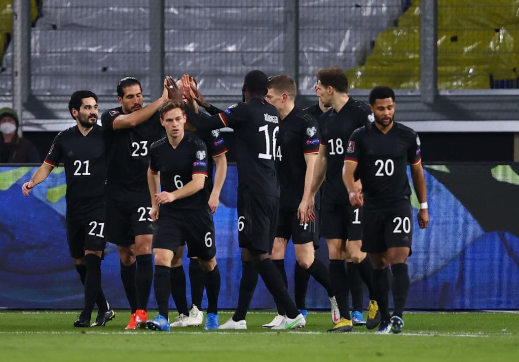 Grupo J | Alemania tundió 3-0 a Islandia.