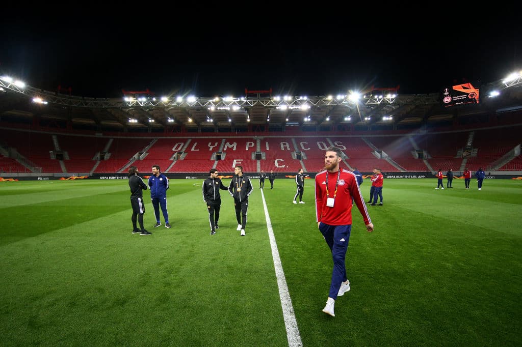 Los jugadores se preparan antes del partido con calentamiento en cancha.