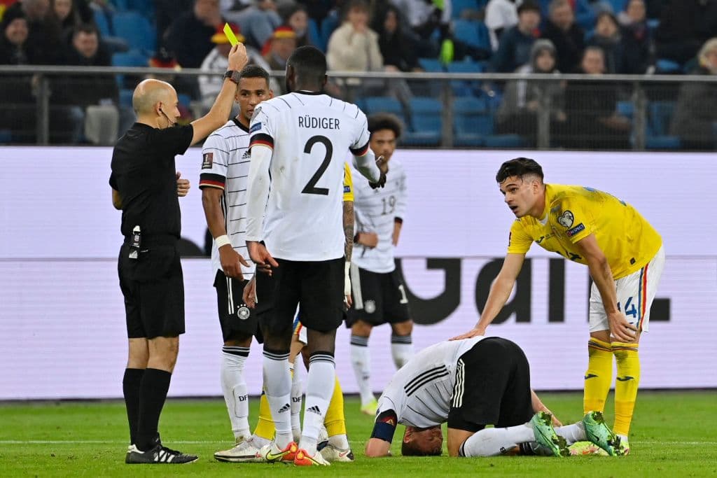 Serge Gnabry y Thomas Mueller le dan la alegría a la Alamenia y remontan 2-1 a Rumania.