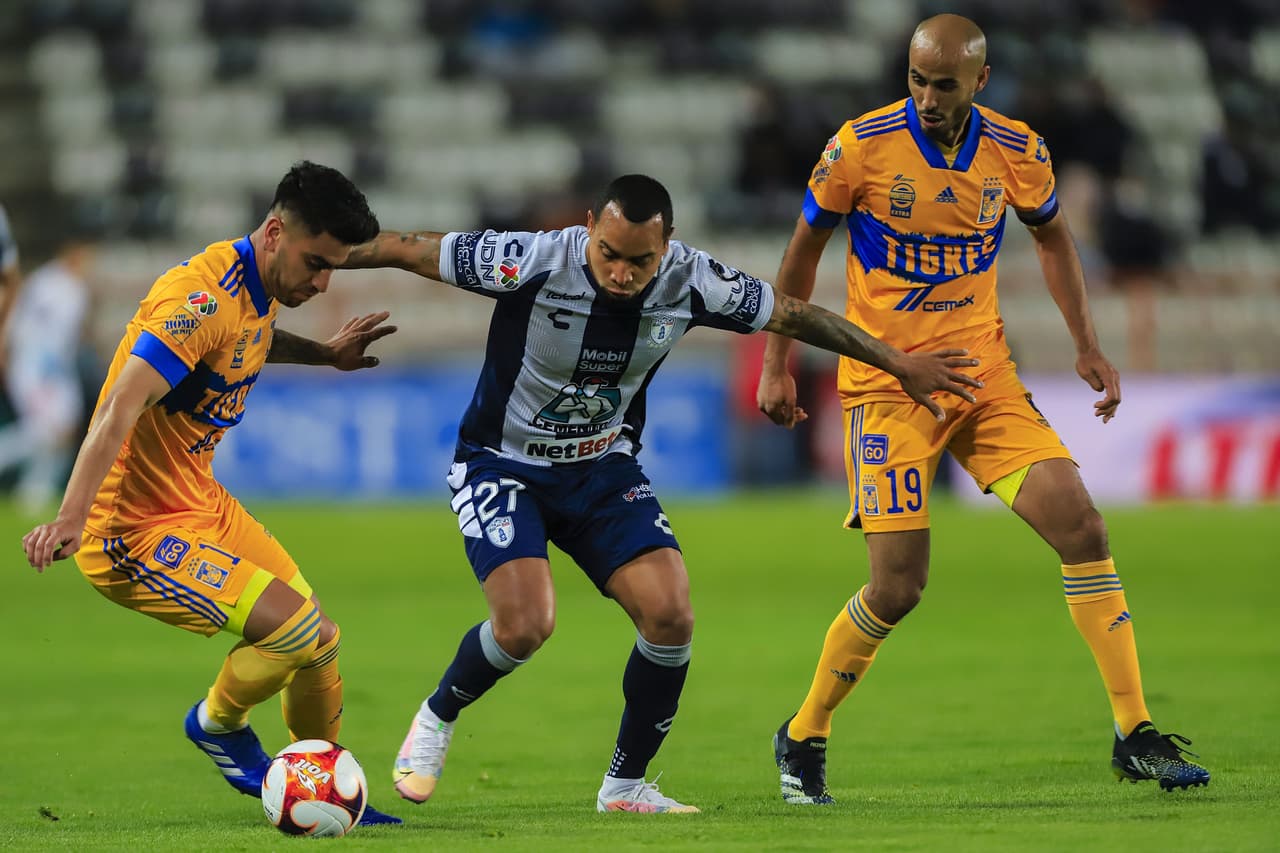 Roberto de la Rosa agarra adelantado a Nahuel y consigue el tanto que la da la victoria a 1-0 sobre los Tigres. Los felinos quedan fuera de del repechaje y Pachuca recupera posiciones y llega a la onceava plaza.