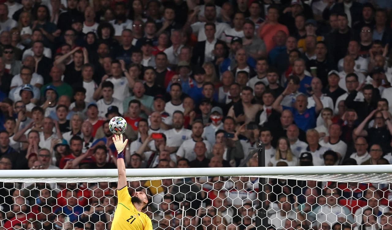 Italia es campeón indiscutible de Europa y se lleva la copa a casa. Luke Shaw abrió el marcador al minuto 2’ del encuentro y en el minuto 67, Leonardo Bonucci se encargó de igualar el marcador, ya en tiempos extra no pudieron pasar del 1-1 y, en tanda de penales, el equipo inglés no supo definir y la ‘Squadra Azzurra’ se corona en Wembley.