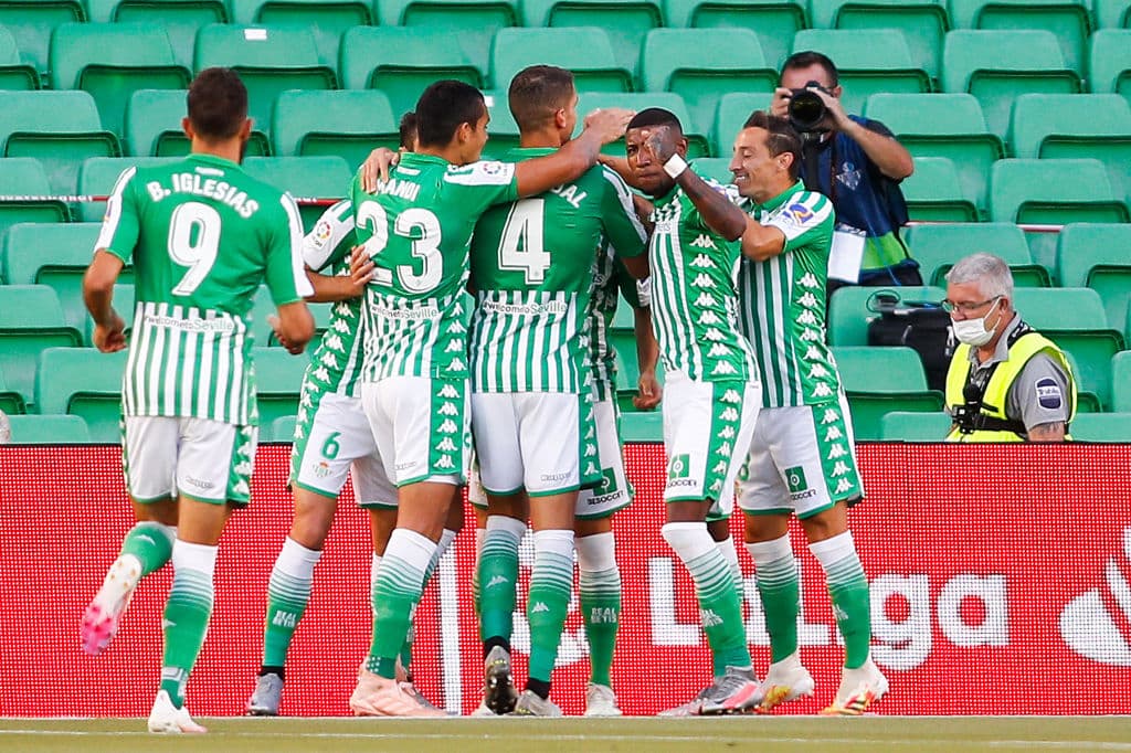 El marcador se abrió muy pronto en el partido. Guido Rodríguez (4’) aprovechó un tiro de esquina mal custodiado para adelantar a los locales.