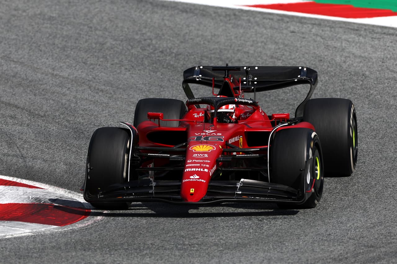 Charles Leclerc conquistó el GP de Austria por delante de Max Verstappen y Lewis Hamilton, en una carrera donde el mexicano Checo Pérez abandonó varias vueltas después de un roce que tuvo con George Russel, quien fue sancionado, y en la que Carlos Sainz también abandonó por una falla en el motor.