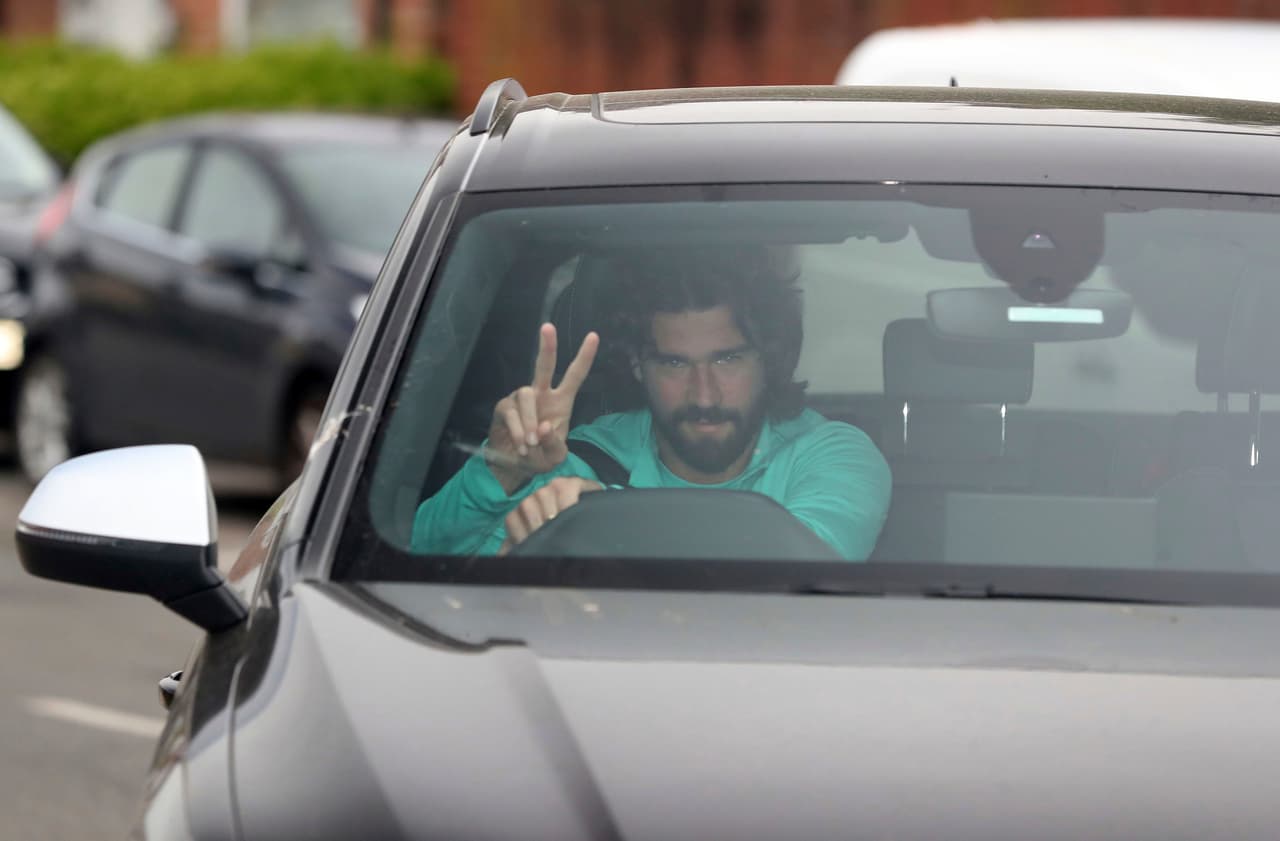 Alisson, el portero del Liverpool llegando a las instalaciones del club con una gran sonrisa.
