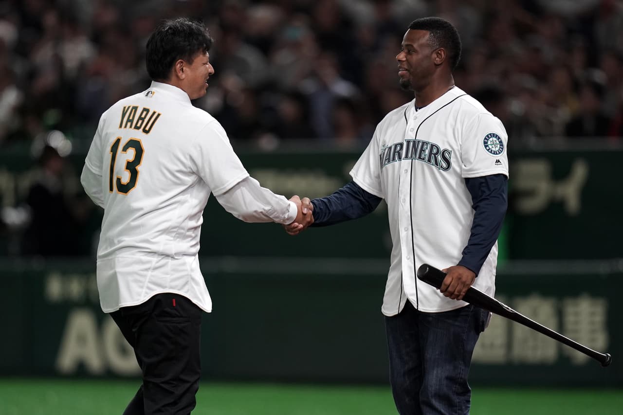 El Tokyo Dome se vistió de gala para una jornada especial de béisbol de la MLB y japonés, con el retiro de Ichiro Suzuki. Además de los miles de aficionados que colmaron las tribunas y no dejaron de apoyar, también estuvieron exjugadores como Keb Griffey (Mariners) y Kaiichi Yabu (Athletics), así como el Jim Mullen, CEO de MGM Resorts.