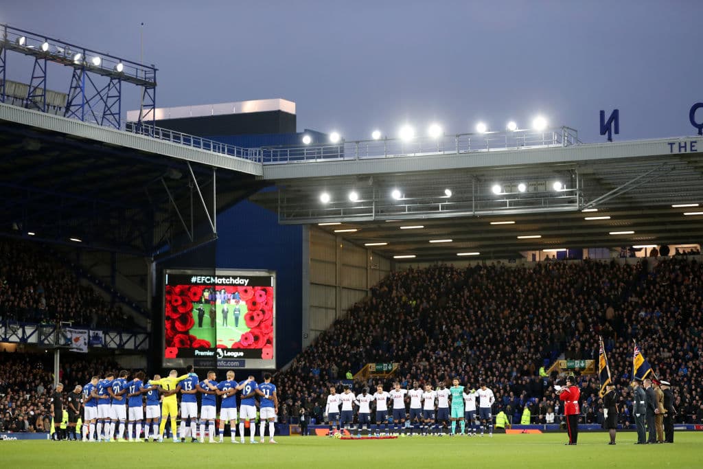 Homenaje a los veteranos de guerra, por parte de ambos equipos, en Goodison Park.