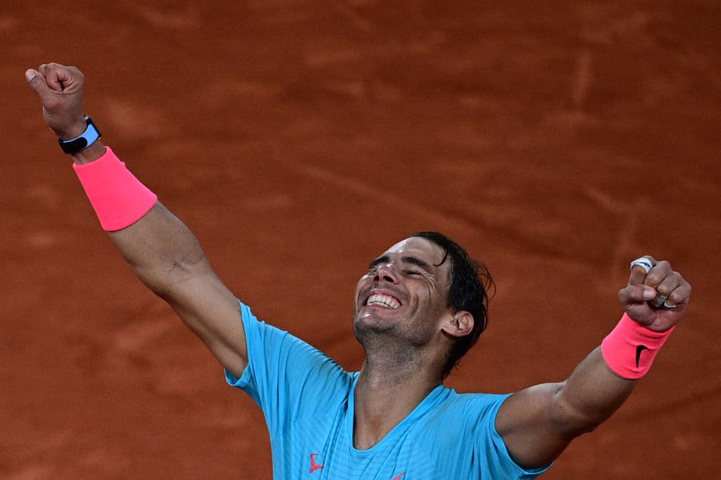 Rafael Nadal llega a su 13ª final en Roland Garros y derrota al serbio Novak Djokovic con parciales de 6-0, 6-2 y 7-5. El español levanta la copa número 13 de este certamen y suma 20 campeonatos de Grand Slam, ¡increíble!