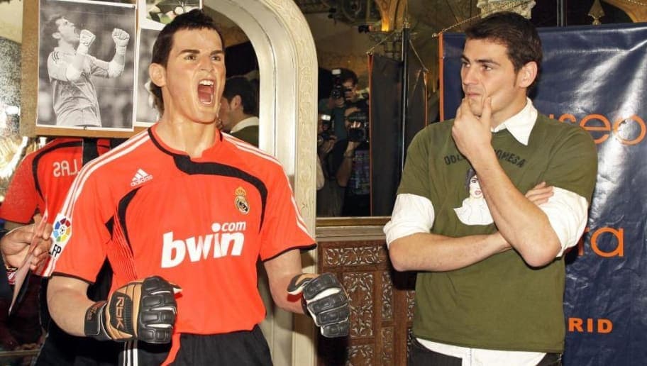 La cara de Iker Casillas lo dice todo, ¿se estará preguntando quién es el de la estatua?