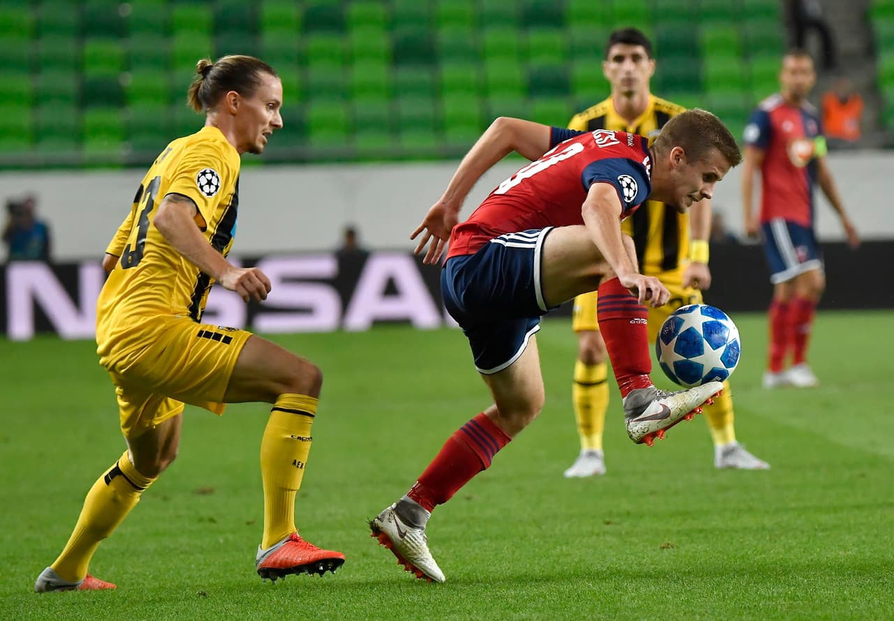 Al finalozar el primer tiempo, aparte de la expulsión, el árbitro ya había mostrado cuatro tarjetas amarillas, dos por cada equipo.