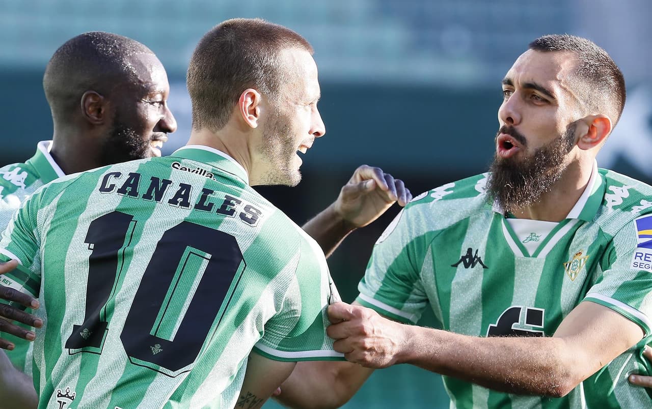 Tras la reanudación del partido este domingo, desde el minuto 39’, el Betis abrió el marcador con un gol de Sergio Canales en el minuto 73, y así los verdiblancos consiguieron su pase a la siguiente ronda. El mexicano Jesús ‘Tecatito’ Corona vio su debut al minuto 67’.
