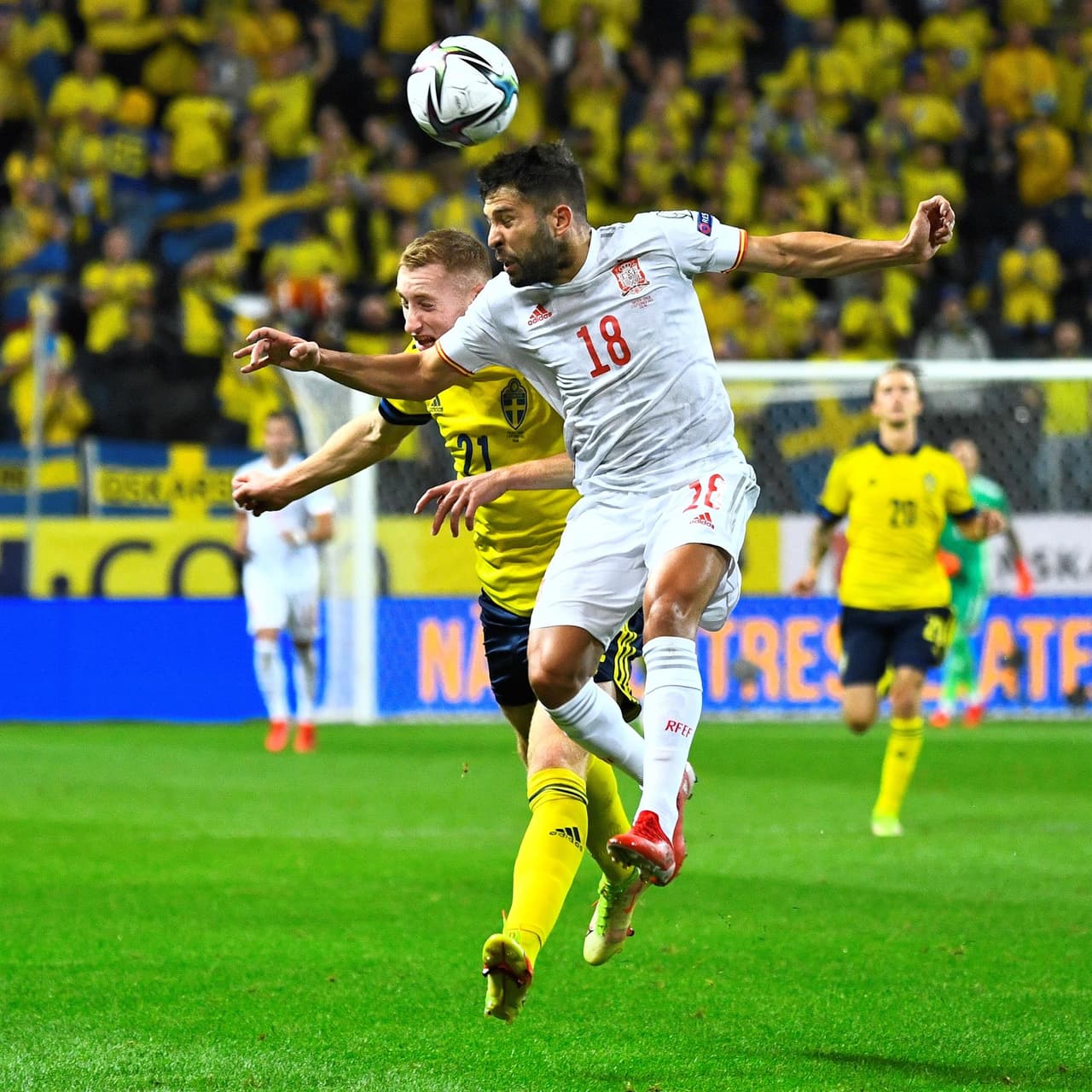 Suecia derrota 2-1 a España y consigue tomar la primera posición del grupo B en las calificatorias de la UEFA rumbo al Mundial de Catra 2022. Carlos Soler, al minuto 4, abrió el partido para los españoles, pero los suecos no dejaron pasar tiempo, pues un minuto después Alexander Isak ya empataba el partido y, en la segunda mitad, Viktor Klassen le dio el triufo a los 'Vikingos'.