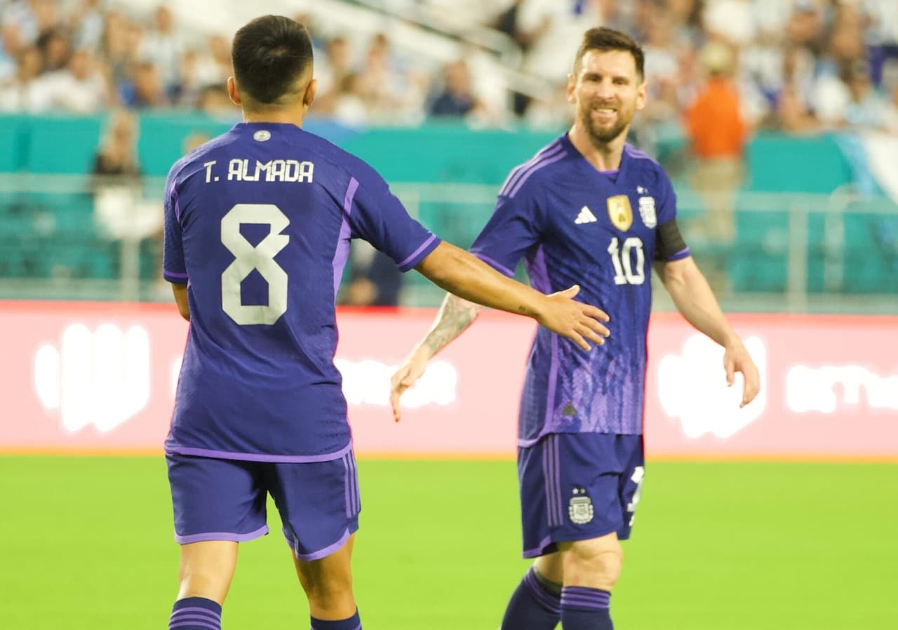 Leo Messi adula a Thiago Almada: "No tiene miedo a nada y encara"