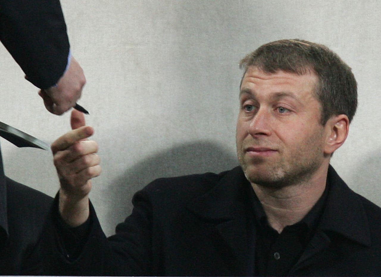 El más recordado multimillonario que fijó el fútbol como modelo de negocio fue el ruso Román Abramovic y desde que es dueño del Chelsea en la temporada 2003/2004 en la que invirtió 167.500.000 euros, unos 192.230.000 dólares aproximadamente.