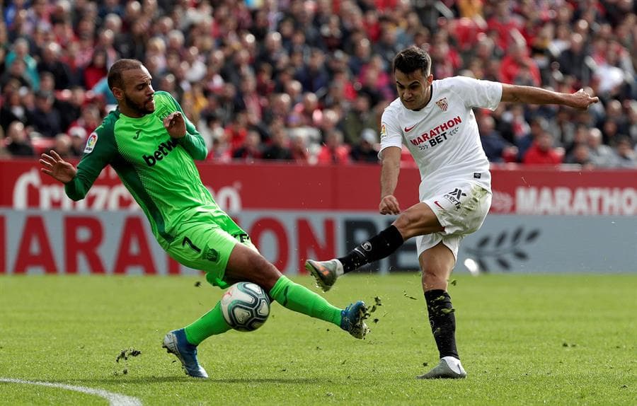 El jugador del Sevilla Sergio Reguilón y Braithwaite, del Leganés, luchan por el balón.