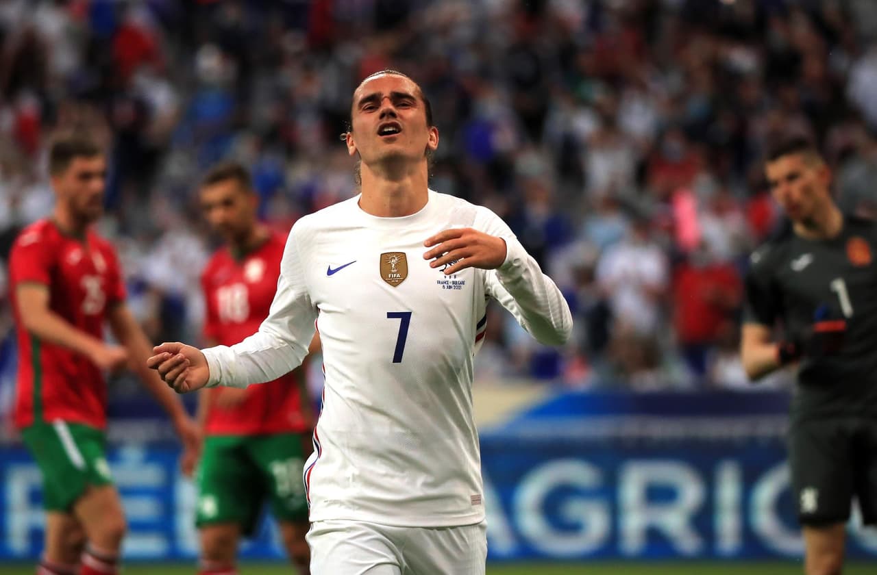 Francia derrota 3-0 a la escuadra de Bulgaria previo a su participación a la Euro 2021. Antoine Griezmann abrió el marcador al minuto 29 y Oliver Giroud se lució con doblete para darle la victoria a su equipo sobre los búlgaros. 'Les Bleus' iniciarán la competencia europea ante Alemania.