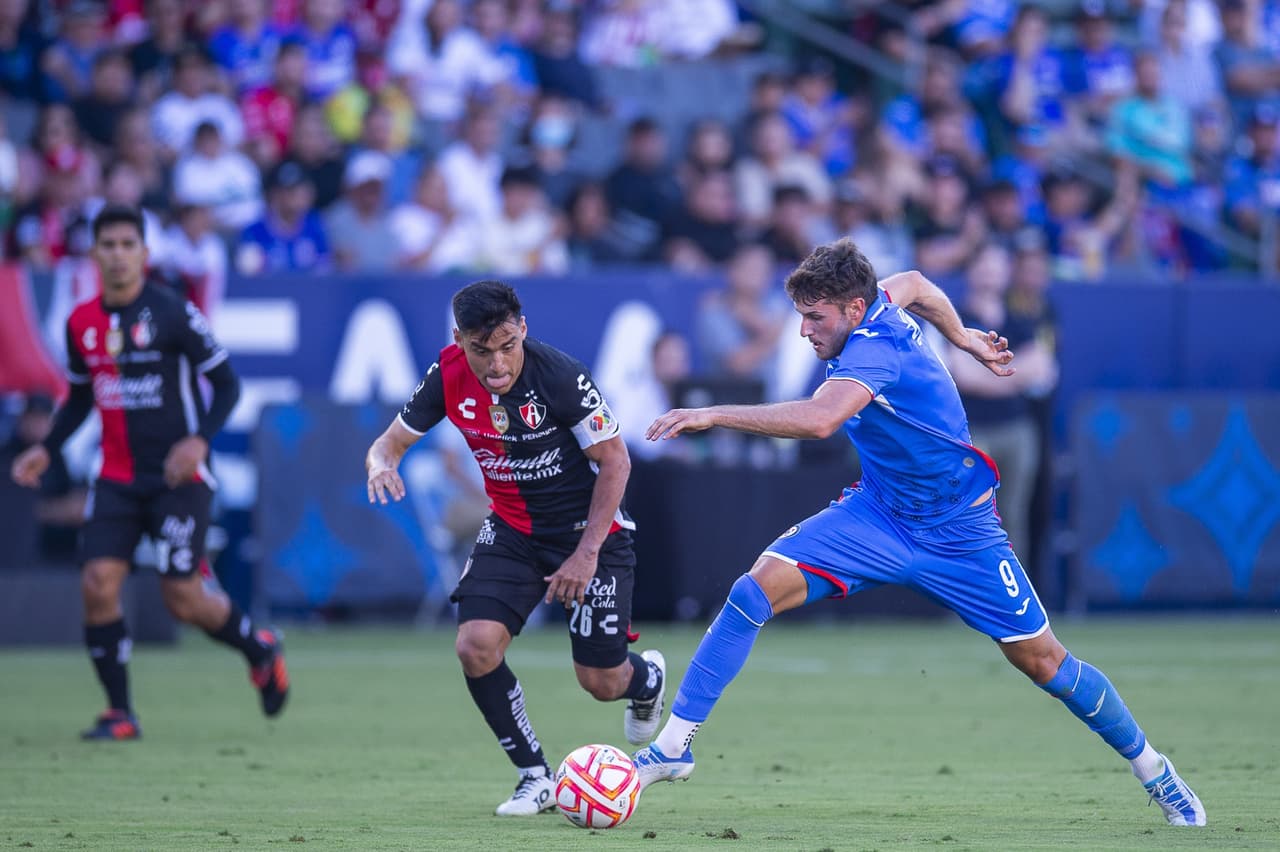Julián Quiñones pasó de héroe a villano en cuestión de minutos, pues marcó el gol para empatar 2-2 en el tiempo reglamentario, pero voló el último cobro en los penales para darle el triunfo a Cruz Azul.