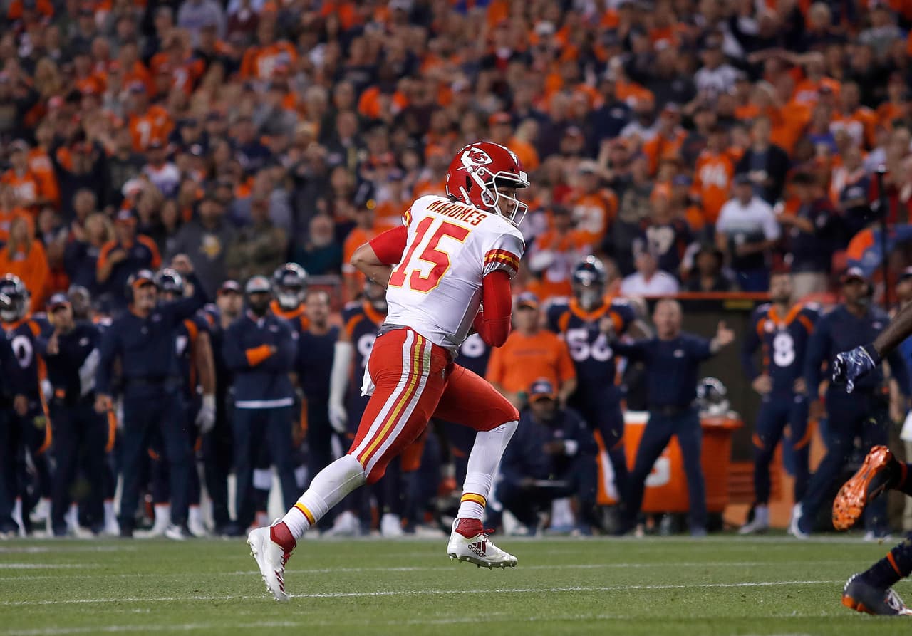 En el segundo cuarto Pat Mahomes no halló receptor pero corrió ocho yardas hasta el end zone para anotar un touchdown que le daba ventaja de 10-3 a Kansas City.