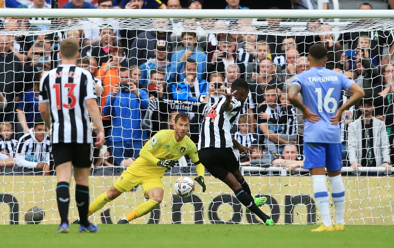 Newcastle United le empató 1-1 al Bournemouth con gol de penal de Alexander Isak, Philip Billing había adelantado a los visitantes.