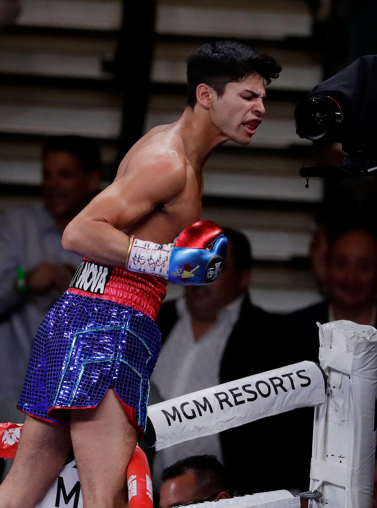 Ryan arrancó su carrera profesional en una pelea frente al mexicano, Edgar Mezala, la cuál terminó en nocaut técnico a favor de la joven estrella.
<br>