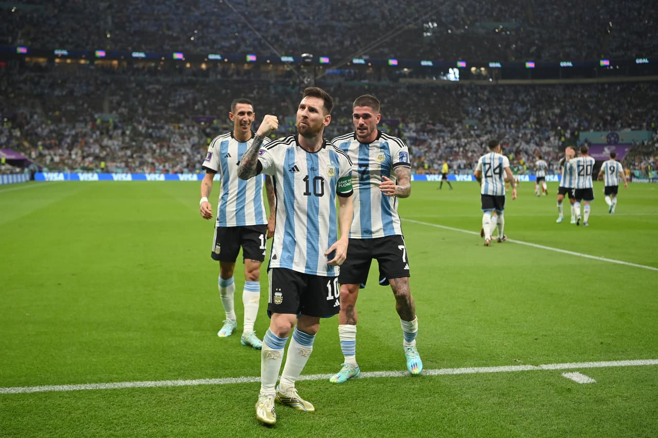 La Selección de Argentina sacó los tres puntos tres vencer a México por dos goles contra cero con las anotaciones de Messi y Fernández en el segundo tiempo con lo que se coloca en el segundo lugar del Grupo C y México cae al sótano.