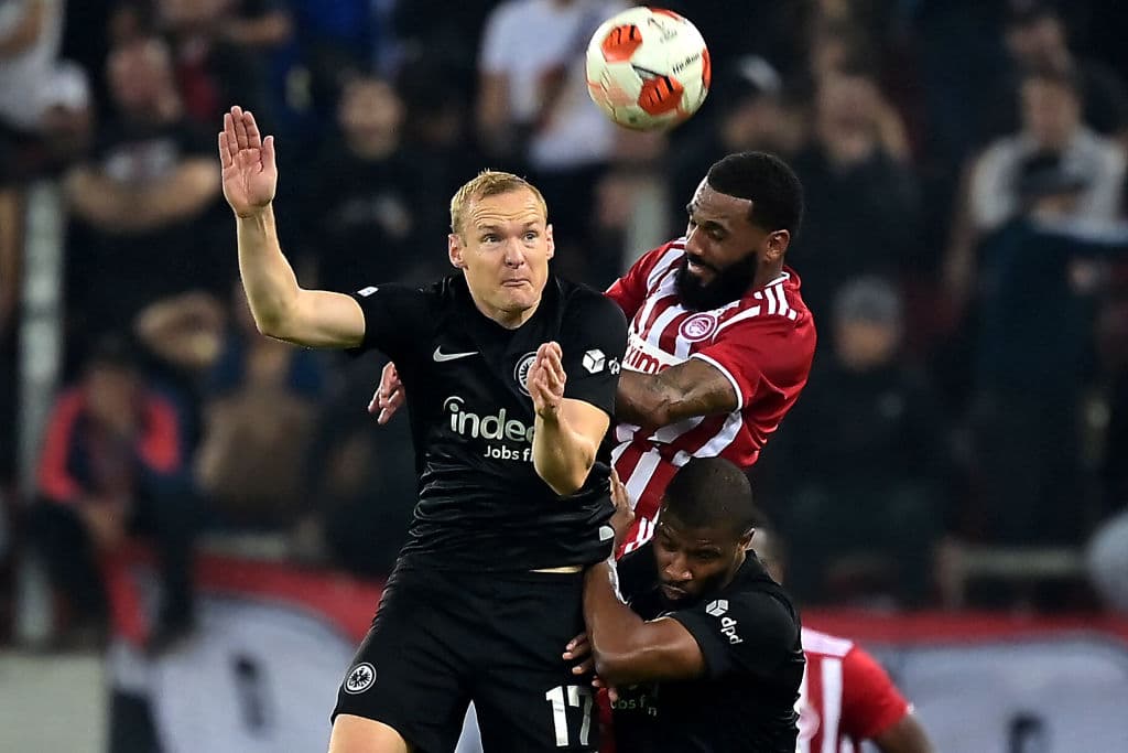 Olympiakos cayó ante Frankfurt 1-2 en la cuarta fecha de la Europa League. Kamada y Hauge anotaron los goles de la victoria.