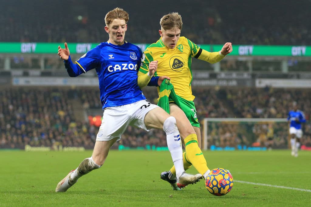 Aston Villa revive y empata 2-2 con el Manchester United, Norwich City sorprende y vence 2-1 al Everton y Newcastle y Watford repartieron los puntos tras el empate 1-1.