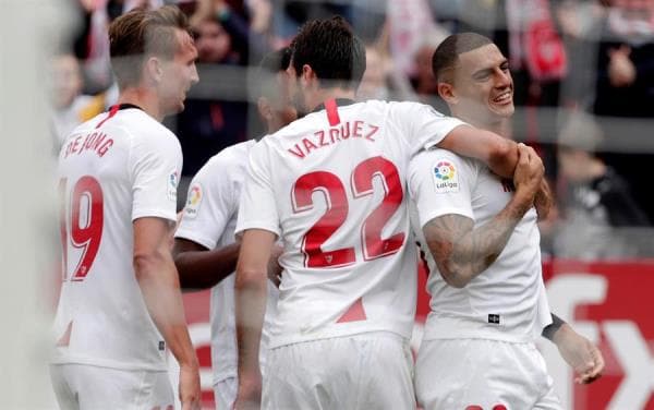 Los jugadores del Sevilla celebran el gol del defensor brasileño Diego Carlos ante el Leganés