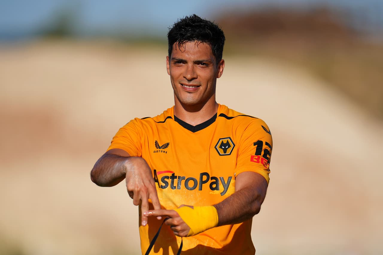 ¡Viajan hasta México! Wolverhampton quiere de vuelta a Jiménez