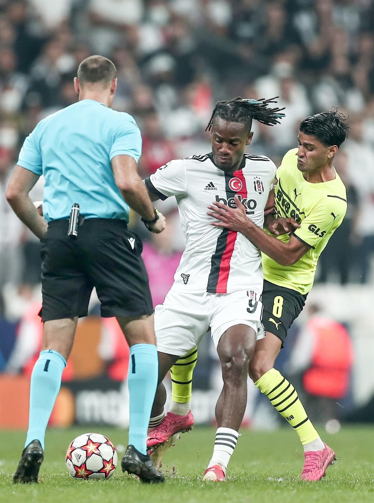 Borussia Dortmund se impone 2-1 ante el Besiktas durante la primera fecha de la fase de grupos en la UEFA Champions League. Jude Bellingham abrió el marcador al minuto 20’, posteriormente él mismo asistía a Erling Haaland para hacer el segundo gol de la noche. Ya en tiempo agregado, Javier Montero Rubio salva anotación para los locales.