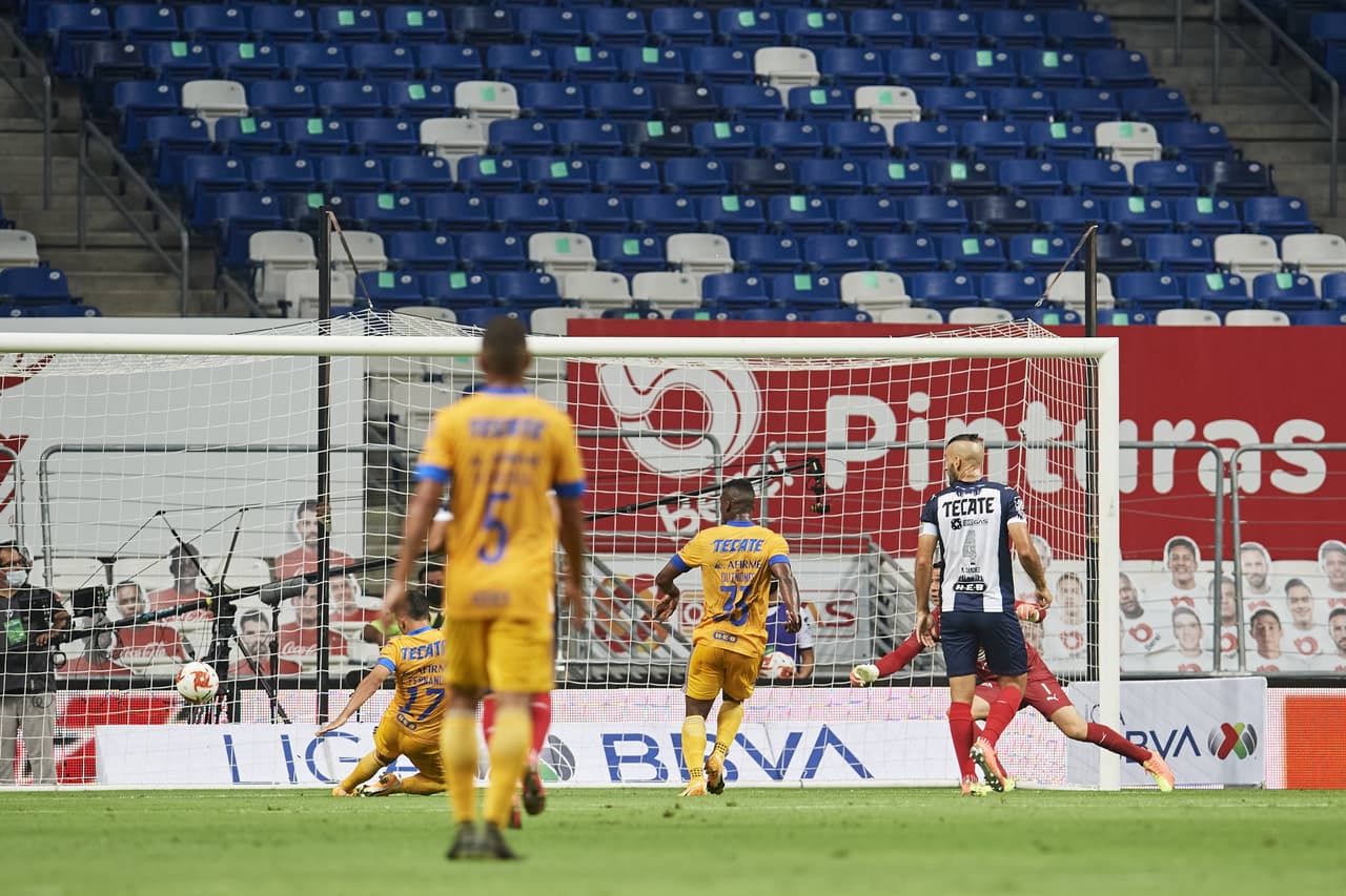 Leo Fernández se valió de un tiro escurrido del ‘Chaka’ Rodríguez para empujar el balón al fondo.