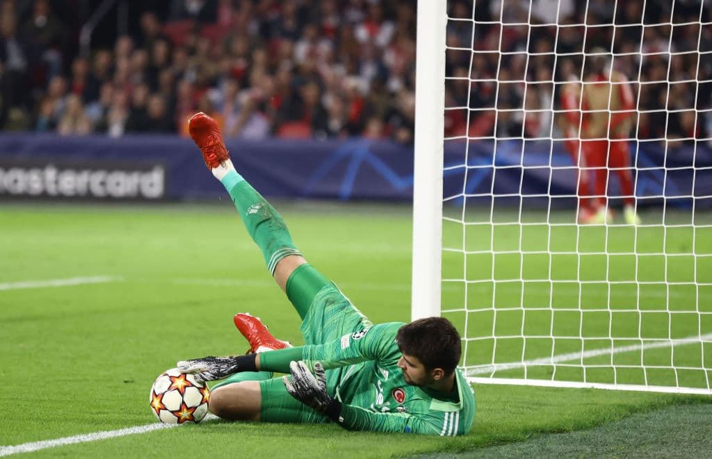 Ajax se impone 2-0 ante el Besiktas en Amsterdam, durante la fase de Grupos de la UEFA Champions League. Las anotaciones corrieron a cargo de Steven Berguis (17') y Sébastien Haller (43'). Edson Álvarez disputó los 90 minutos del encuentro.