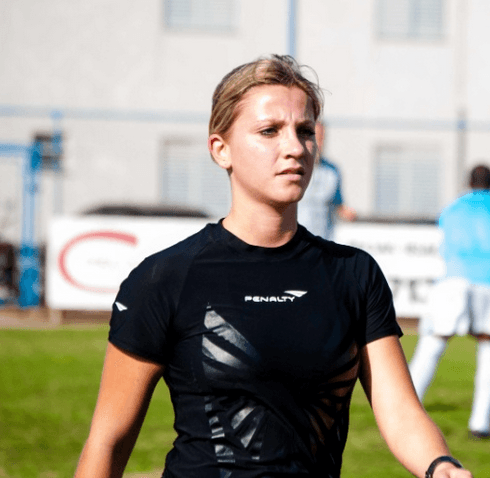 La silbante se lleva los reflectores y los suspiros en los estadios de fútbol del fútbol brasileño.