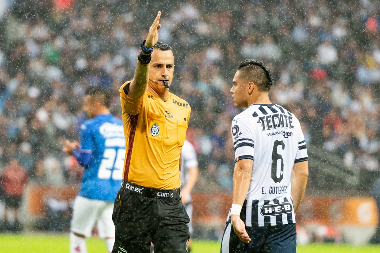 En el segundo tiempo fue polémica la actuación del central Eduardo Galván (centro), quien recibió abucheos por parte de la afición de Rayados.